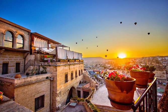Hot Air Balloon, Best of Red and Green Guided 1-Day Tour - Who this 12-person balloon-and-sightseeing day is best for